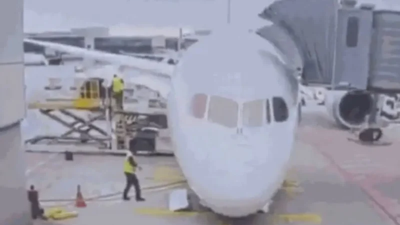 Tripulantes ficam feridos após trem de pouso de Boeing 787-9 ceder em aeroporto da Alemanha