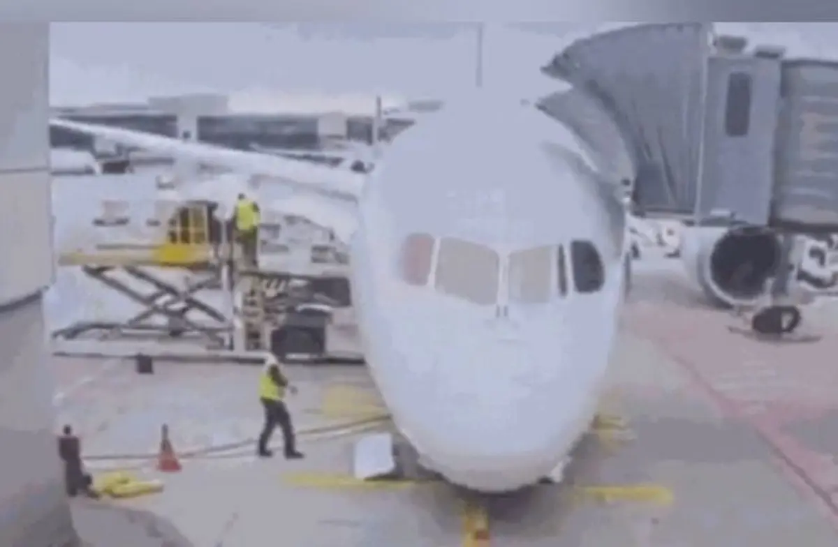 Tripulantes ficam feridos após trem de pouso de Boeing 787-9 ceder em aeroporto da Alemanha