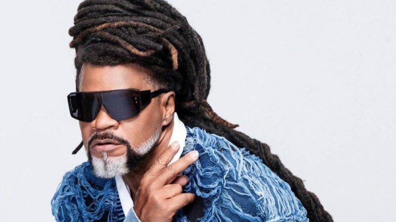 Carlinhos Brown embarca para show de encerramento em festival em Marrocos