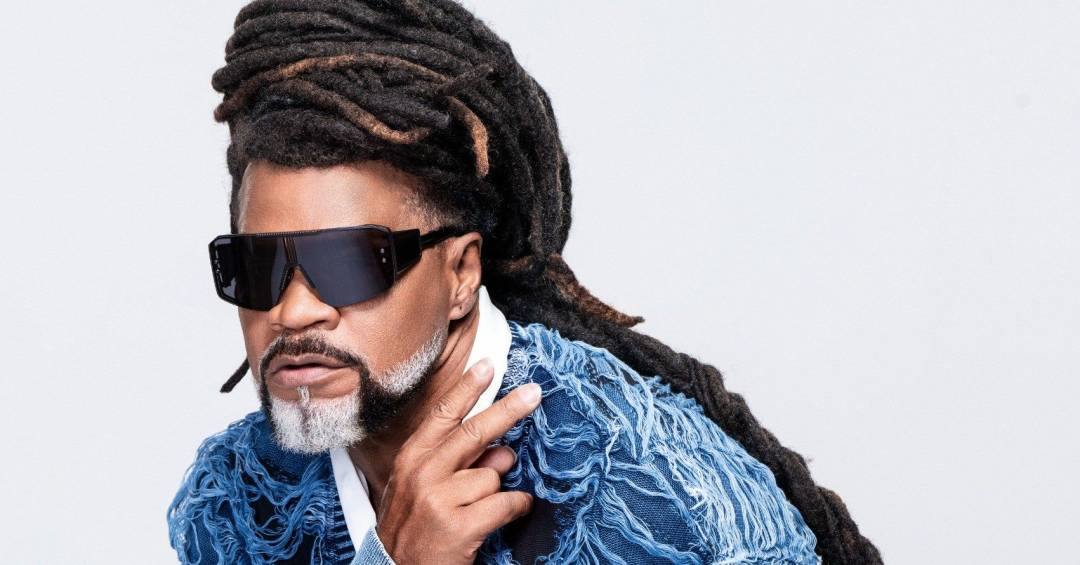 Carlinhos Brown embarca para show de encerramento em festival em Marrocos
