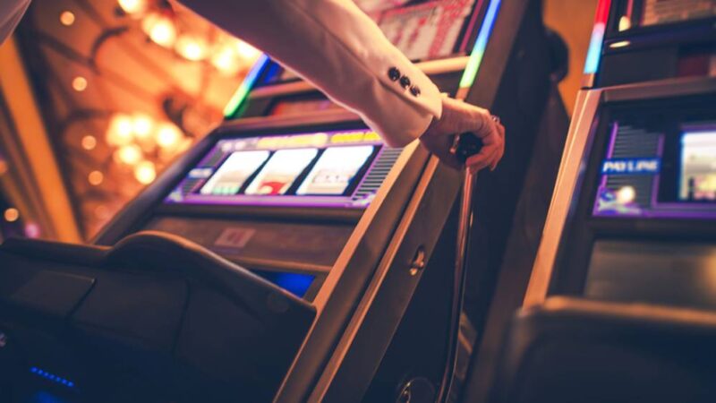 Escala milionária: viajante ganha R$ 18 milhões em caça-níqueis no aeroporto de Las Vegas