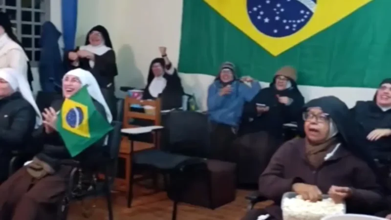 irmãs de mosteiro torcem pelo Brasil com Nossa Senhora