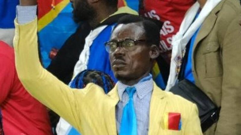 Torcedor estátua da RD Congo na Copa tem inspiração política