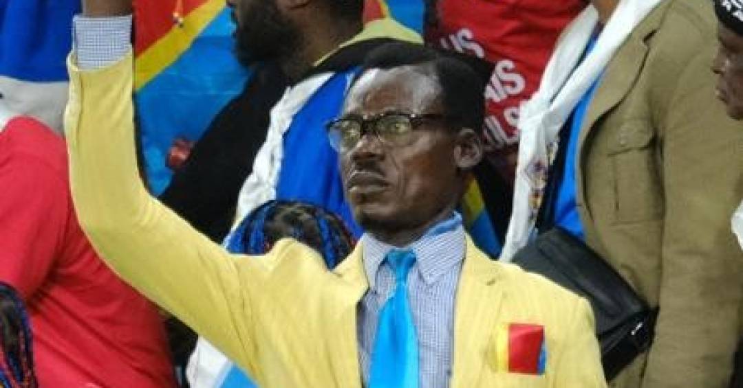 Torcedor estátua da RD Congo na Copa tem inspiração política