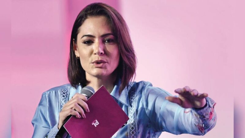 O detalhe no vídeo em que Michelle aceita desculpas de Flávio Bolsonaro