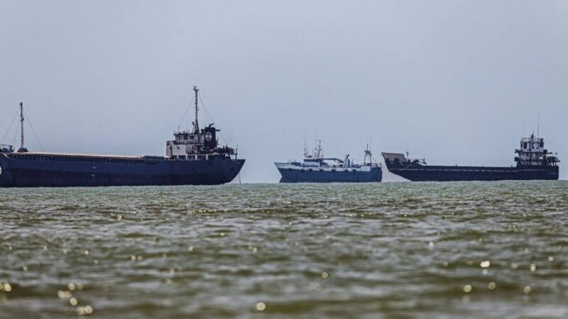 Irã mantém tensão em Ormuz e lança ataques a bases na Síria