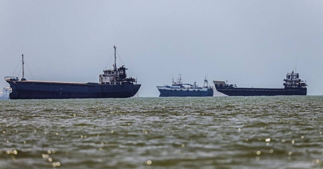 Irã mantém tensão em Ormuz e lança ataques a bases na Síria