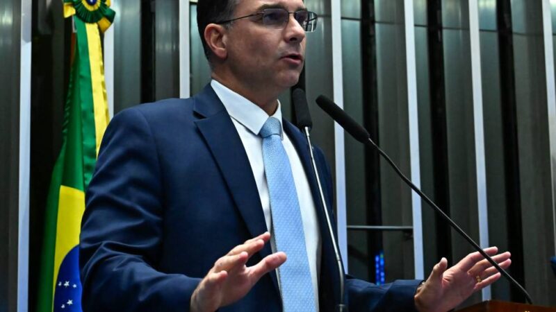 Flávio Bolsonaro tenta tirar de Dino investigação sobre suspeita de emendas para Dark Horse