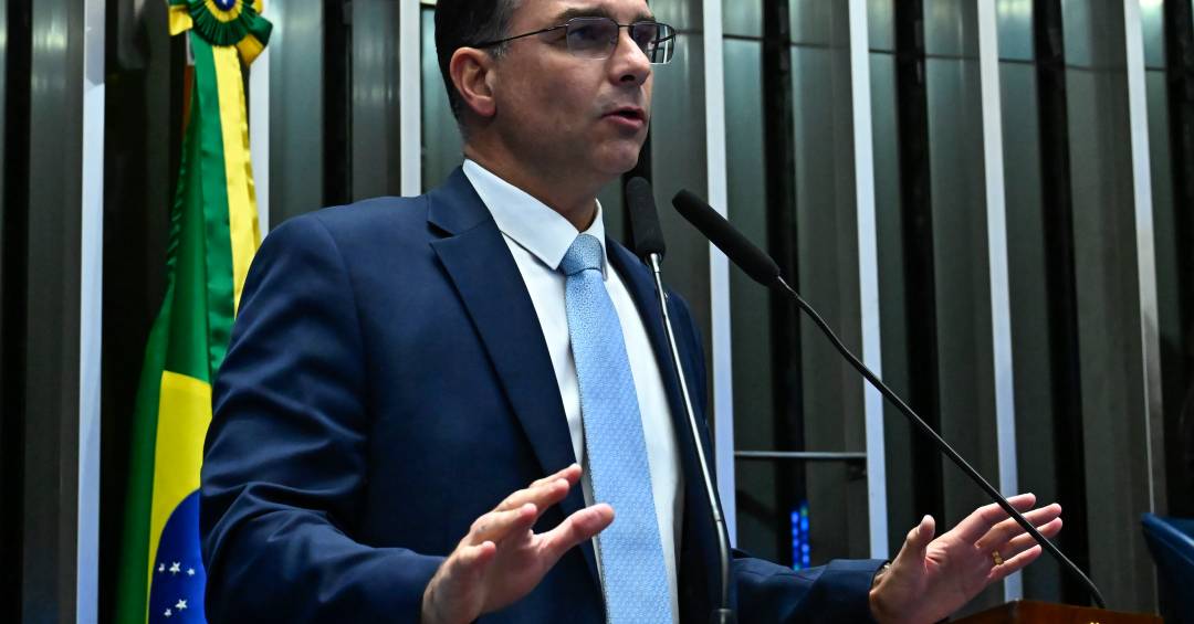 Flávio Bolsonaro tenta tirar de Dino investigação sobre suspeita de emendas para Dark Horse