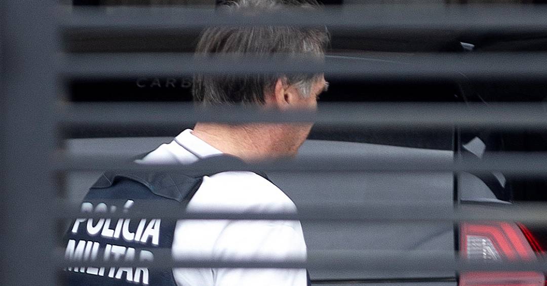 Moraes mantém Bolsonaro em prisão domiciliar, mas proíbe visitas por 30 dias