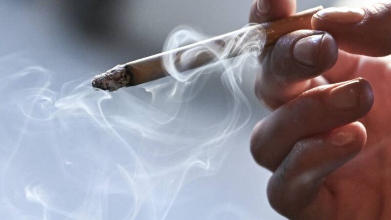 Espanha avança lei antitabaco que bane vapes e cigarros em praias e parques
