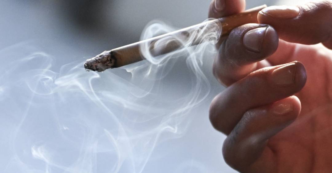Espanha avança lei antitabaco que bane vapes e cigarros em praias e parques