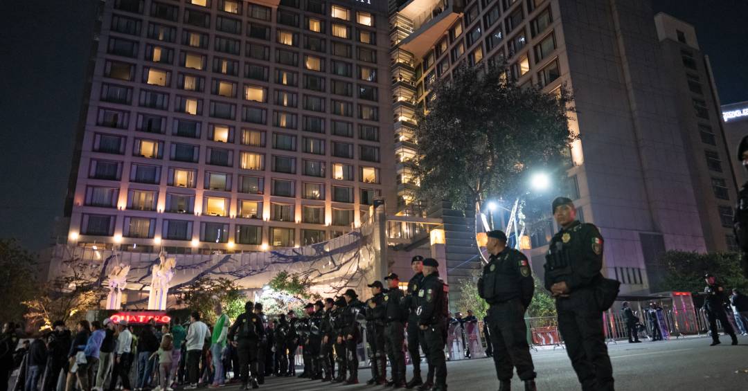 Polícia frustra “serenata” de mexicanos no hotel da Inglaterra