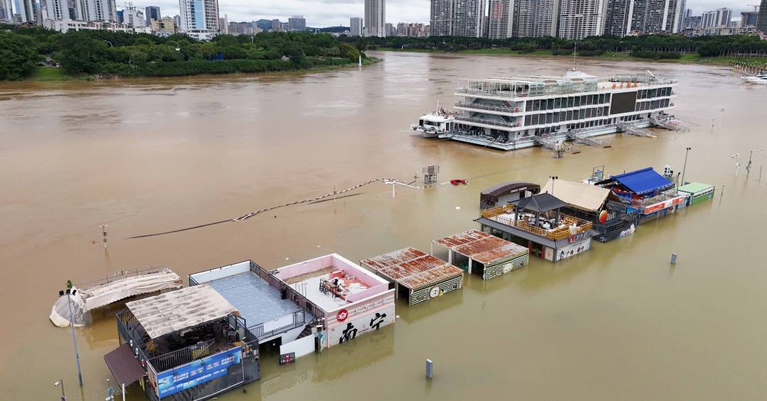 Tempestades com tornados e deslizamentos matam 15 pessoas na China