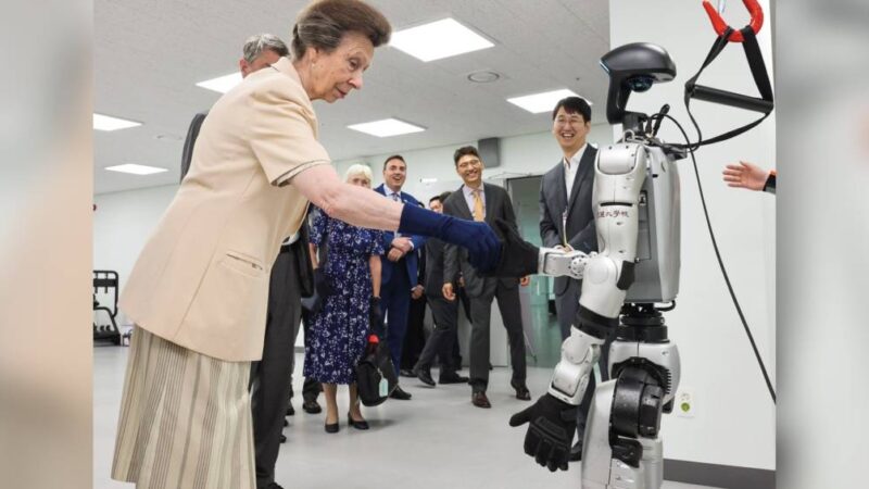 A curiosidade de princesa Anne ao interagir com robô humanoide
