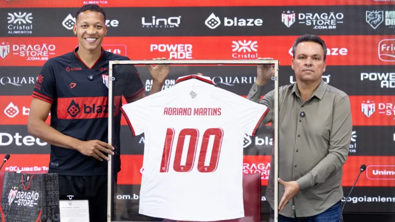 Adriano Martins celebra 100 jogos pelo Atlético-GO