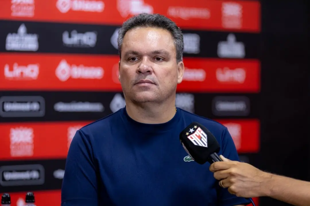 Adson Batista atualiza situação do transfer ban do Atlético