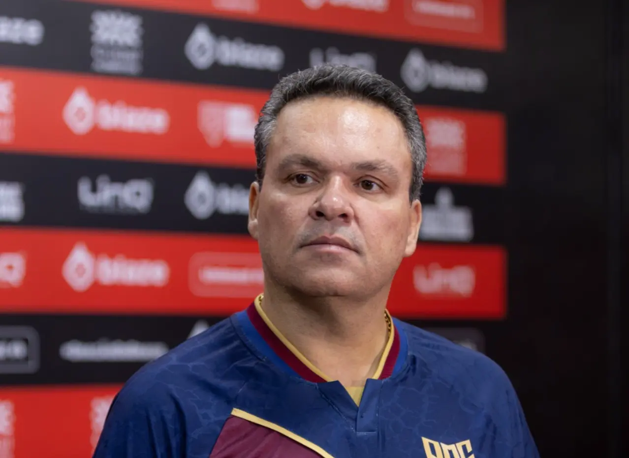 Adson detalha transfer ban e diz que “chegará um grande jogador”