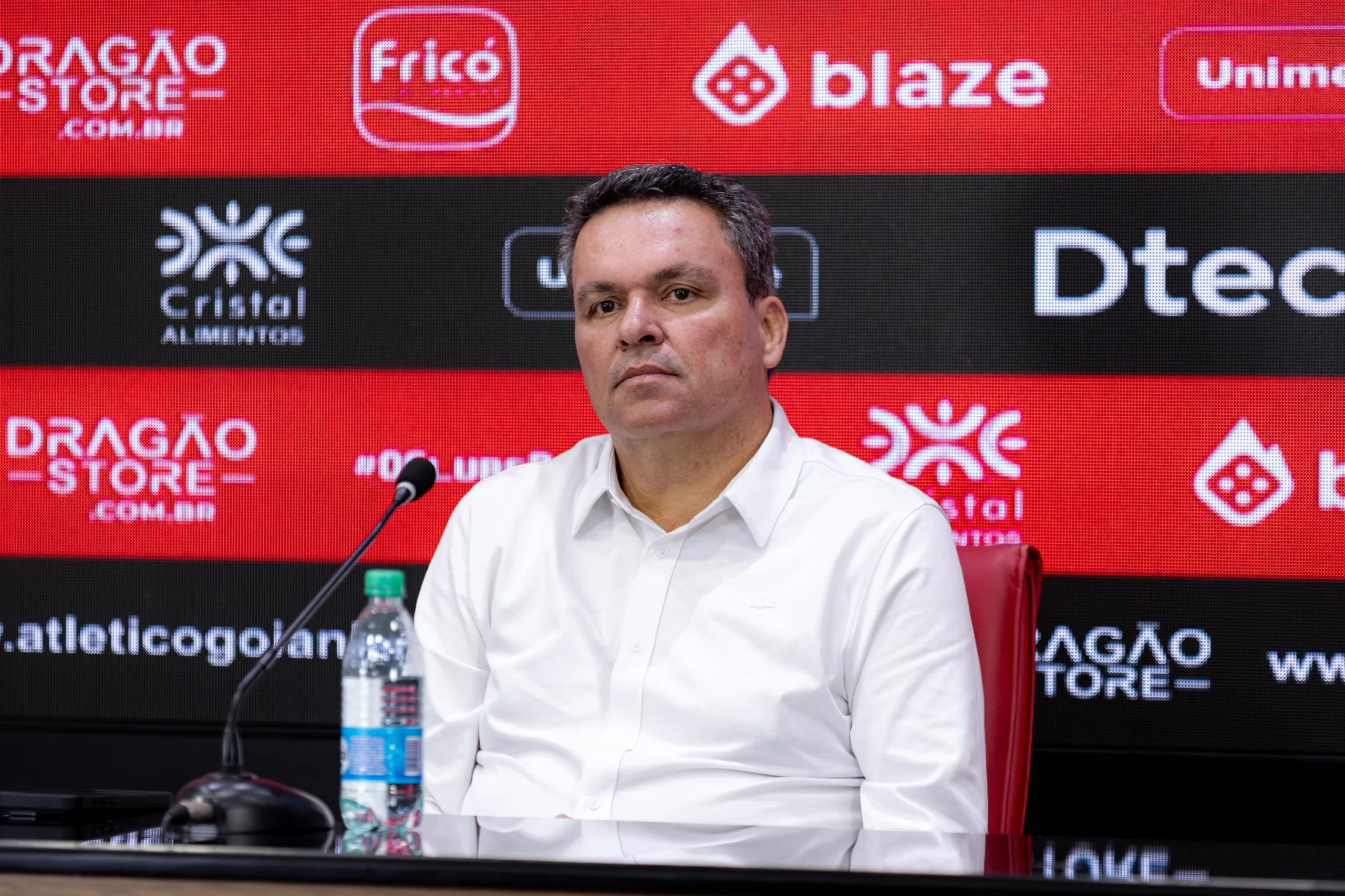 Adson pede desculpas à torcedor barrado por usar short verde