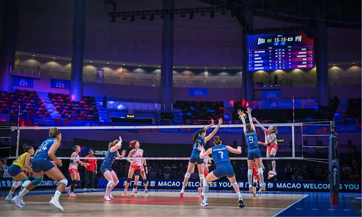 Brasil volta a vencer o Japão e vai à semi da VNL