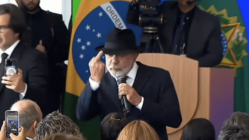 Por que Lula mostrou o dedo do meio em evento oficial do governo