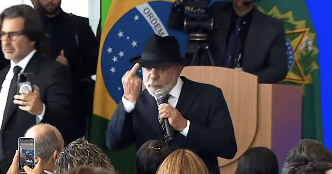 Por que Lula mostrou o dedo do meio em evento oficial do governo
