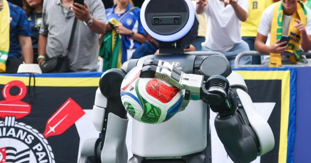 Robô imita comemoração de Matheus Cunha e entrega bola ao juiz antes do jogo entre Brasil e Noruega