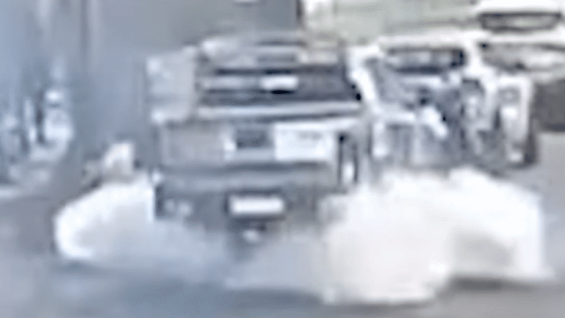 Viatura da prefeitura é atacada com explosivo em Copacabana; Veja vídeo