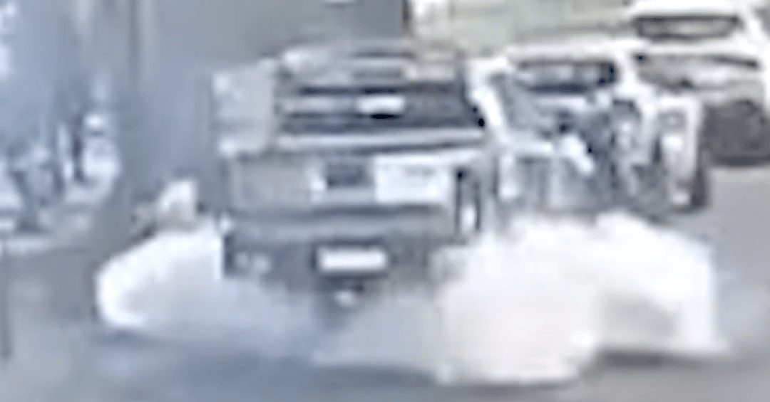 Viatura da prefeitura é atacada com explosivo em Copacabana; Veja vídeo