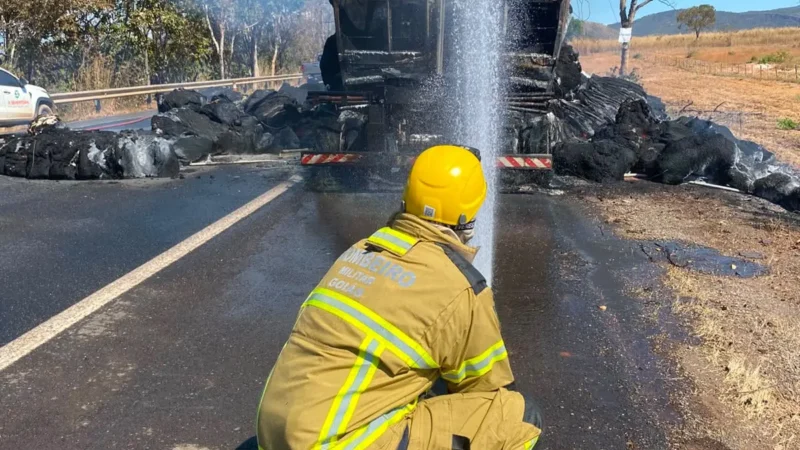 Carreta carregada de algodão pega fogo na BR-020 em Formosa