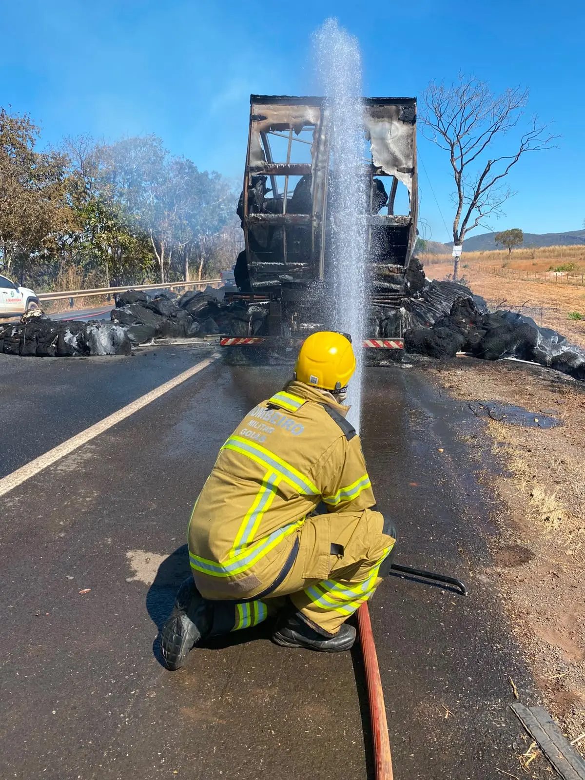 Carreta carregada de algodão pega fogo na BR-020 em Formosa
