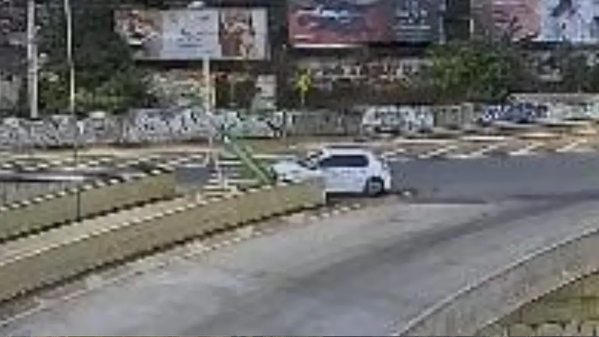 Carro atinge cancela da Marginal Botafogo em Goiânia; vídeo