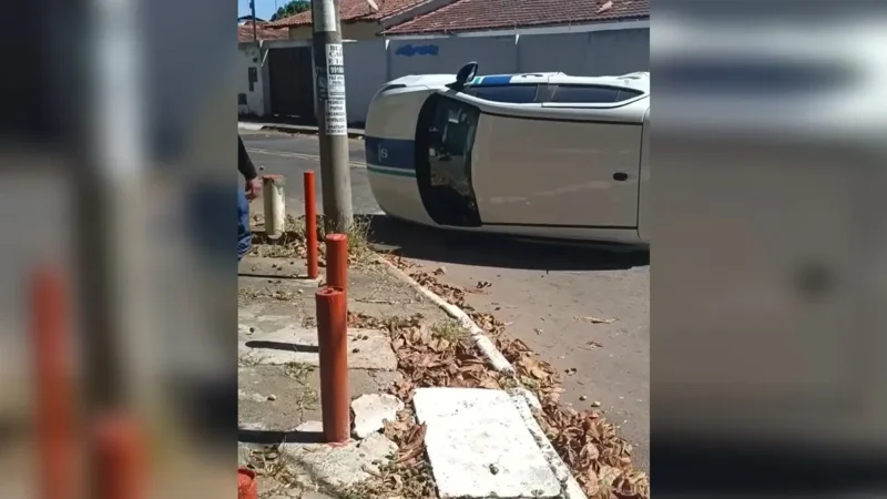 Carro da Saneago capota após acidente em Goiânia