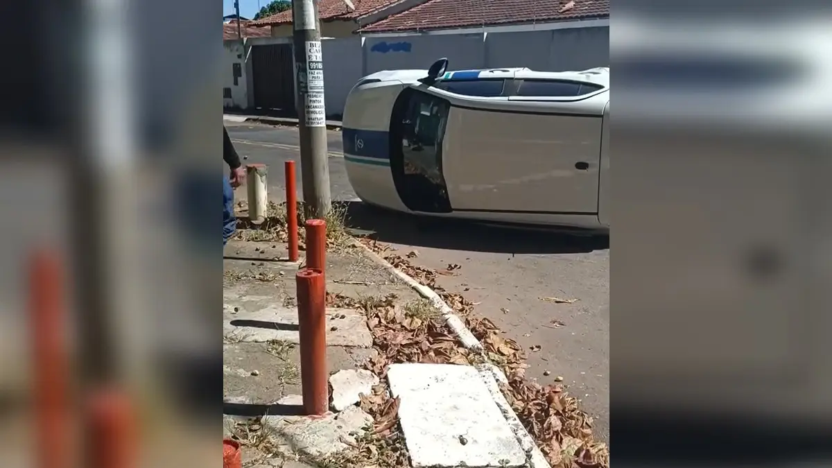Carro da Saneago capota após acidente em Goiânia