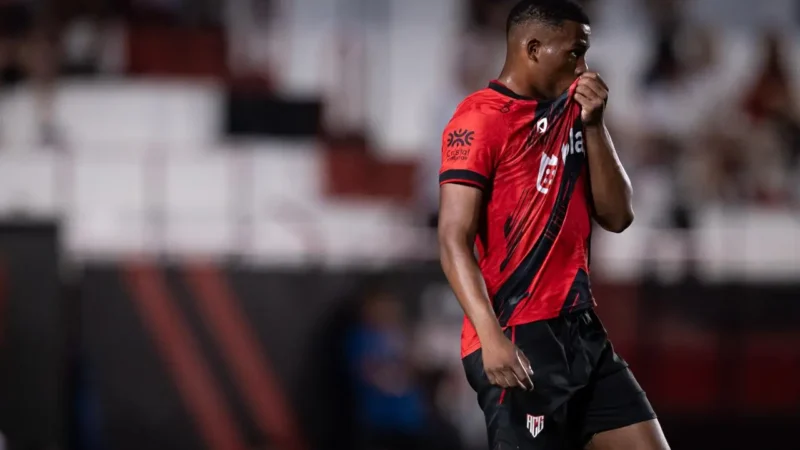 Com um a menos, Atlético abre o placar contra o Fortaleza