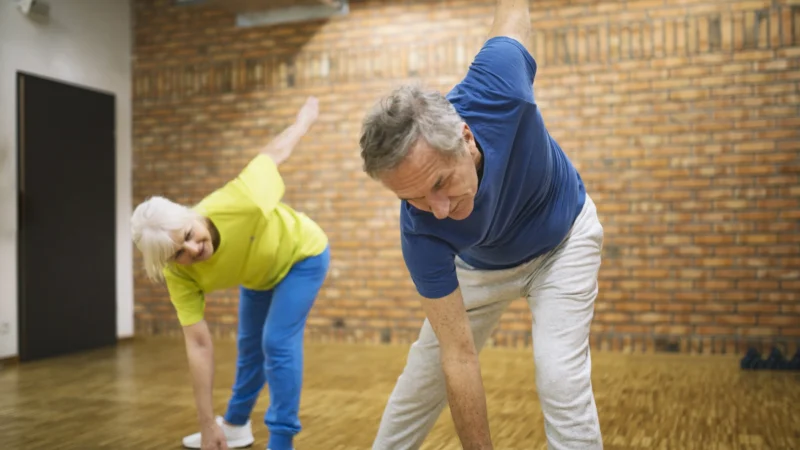 Como prevenir quedas em idosos: aprenda cinco exercícios