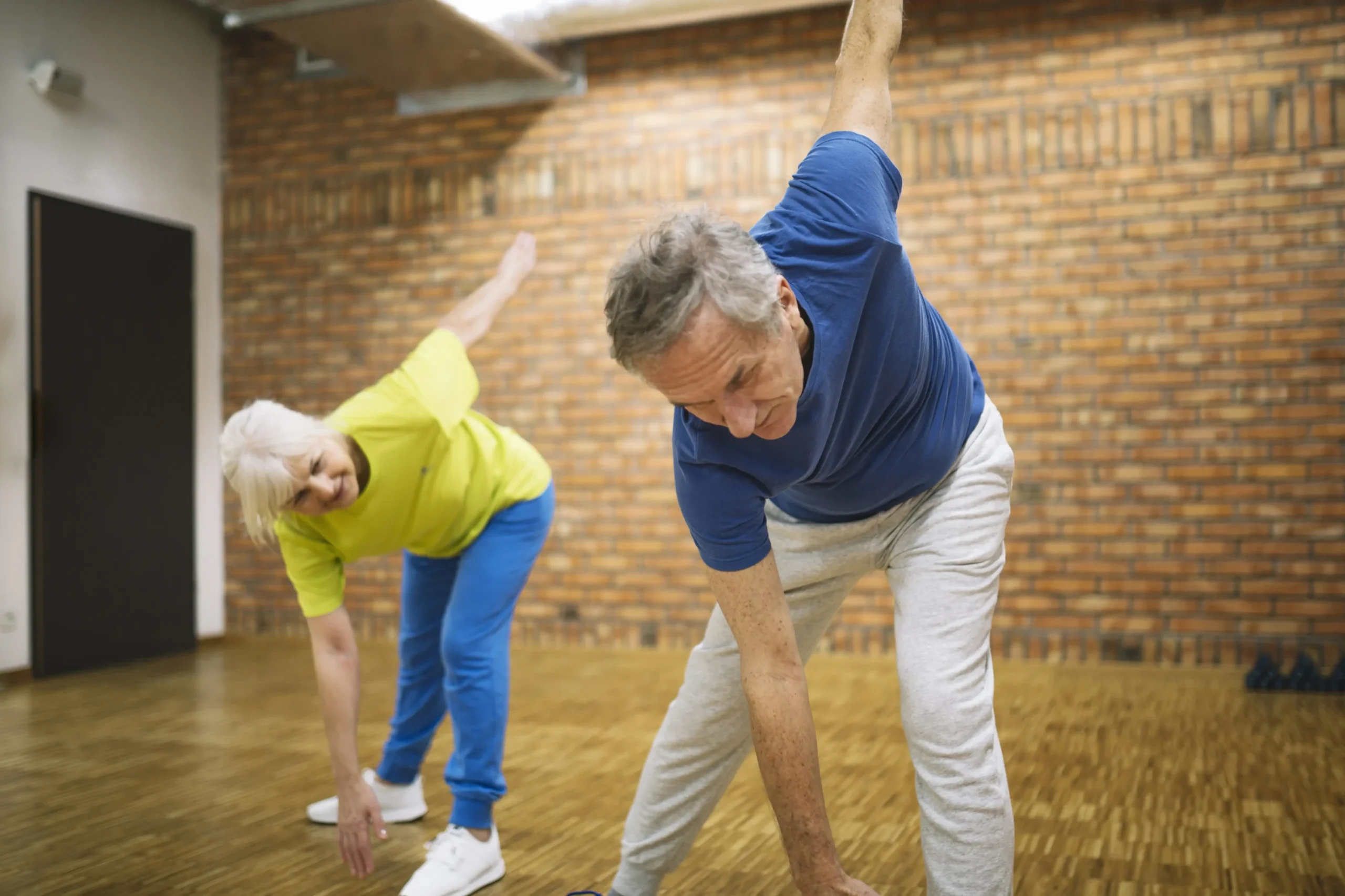 Como prevenir quedas em idosos: aprenda cinco exercícios