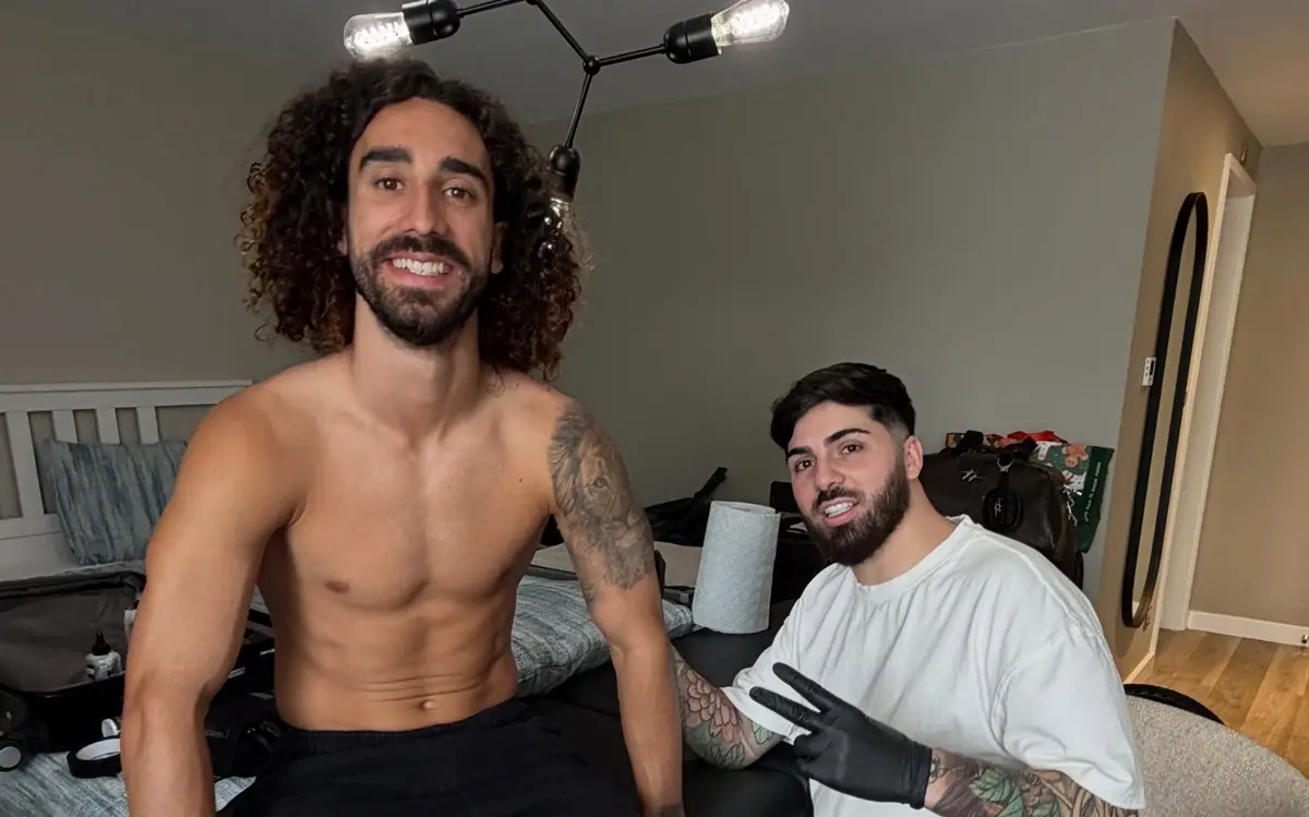 Cucurella tatua rosto de Luís de la Fuente após título mundial