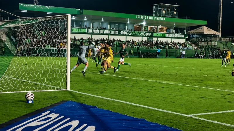 Djalma faz gol no fim e Verdão empata partida