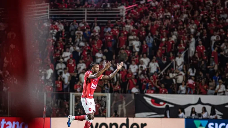 Douglas Mendes abre o placar para o Vila Nova contra o Fortaleza