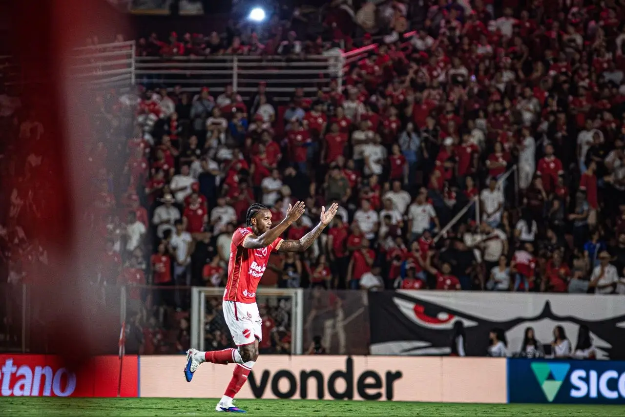 Douglas Mendes abre o placar para o Vila Nova contra o Fortaleza