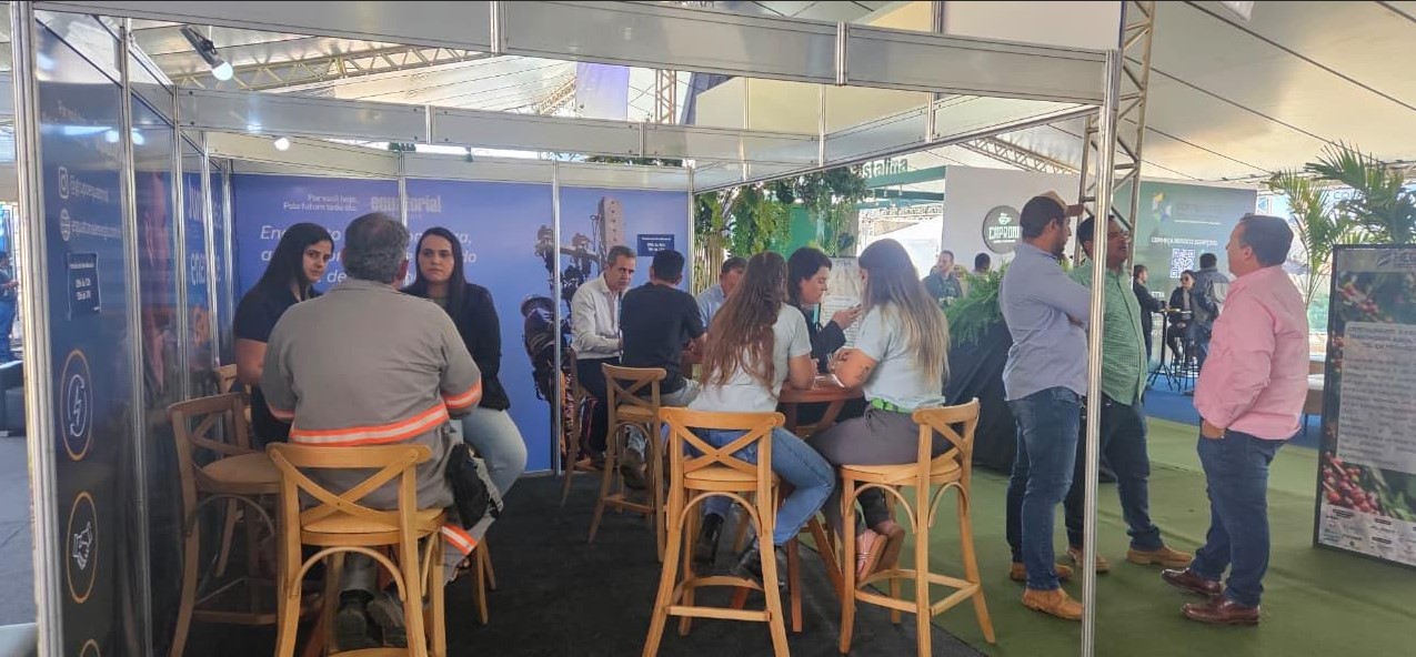 Equatorial Goiás atende produtores em feiras do agro