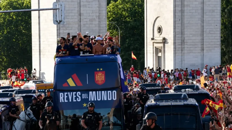 Espanha desembarca em Madri e inicia carreata do título da Copa do Mundo
