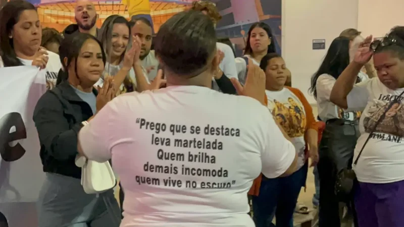 Fãs de Deolane Bezerra fazem ato na avenida Paulista e pedem liberdade da influencer; vídeo
