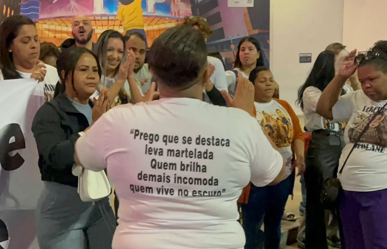 Fãs de Deolane Bezerra fazem ato na avenida Paulista e pedem liberdade da influencer; vídeo