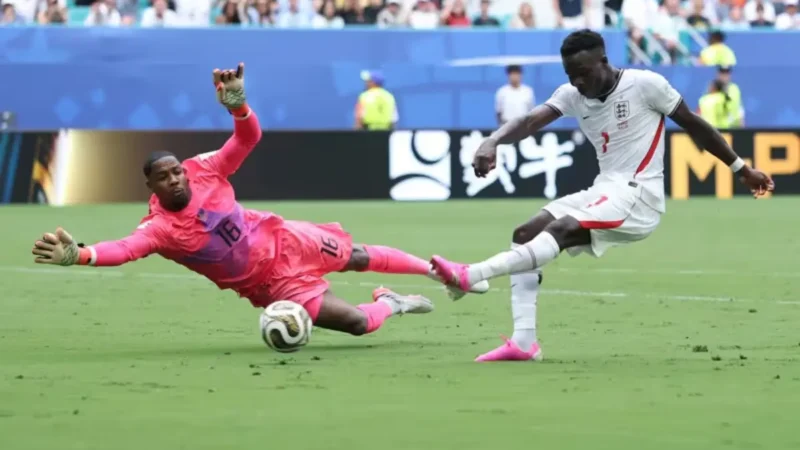 França toma três gols em 37 minutos contra Inglaterra