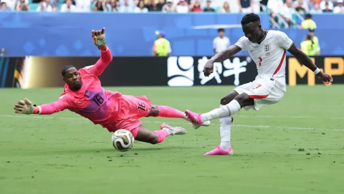 França toma três gols em 37 minutos contra Inglaterra