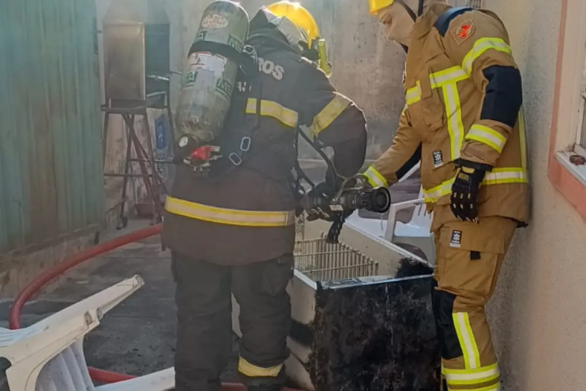 Geladeira pega fogo dentro de casa em Caldas Novas