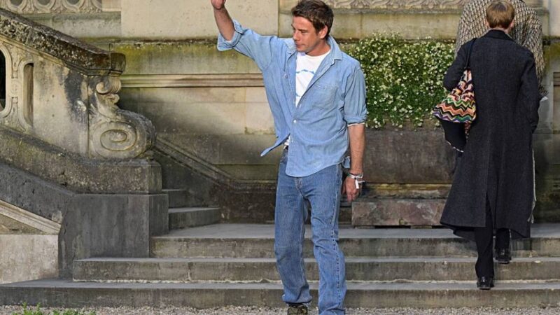 Jeans no calor? Jonathan Anderson e a moda masculina dizem que sim