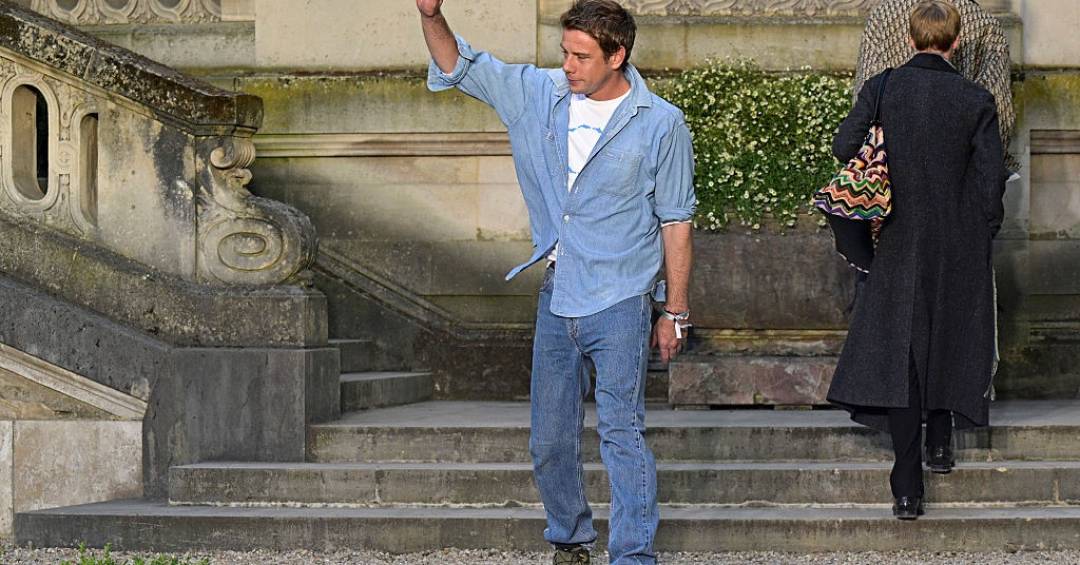 Jeans no calor? Jonathan Anderson e a moda masculina dizem que sim